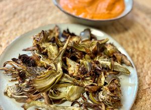 Una foto de Chips de alcachofa con salsa estilo romesco