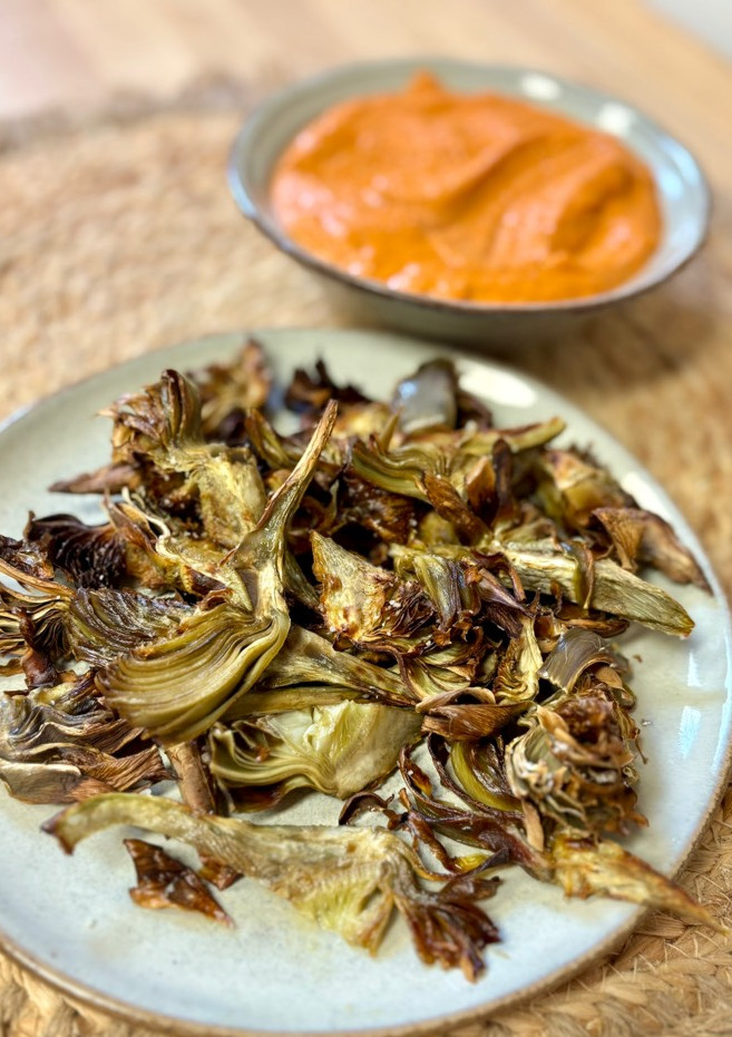 Una foto de Chips de alcachofa con salsa estilo romesco