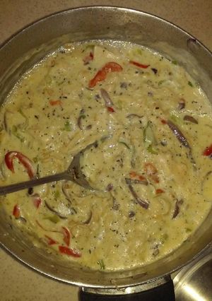 Una foto de Filete de calamar en salsa bechamel y tostones