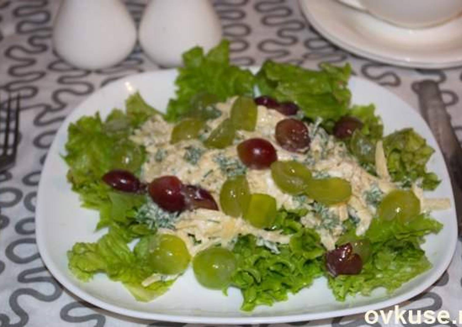 Салат с виноградом и чесноком