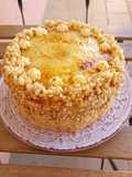 Tarta de bizcochos relleno de frutas y crema con cobertura de crema quemada y crocanti