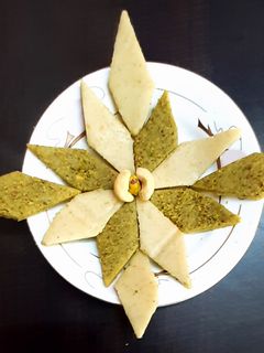 डबल लेयर काजू कतली (double layer kaju katli recipe in marathi) रेसिपी चे मुख्य फोटो
