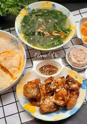 Hình của món Cơm nhà với chả cá và cải bó xôi.