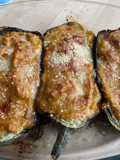 Una foto de Berenjenas rellenas de parmesano y mozzarella con Mambo