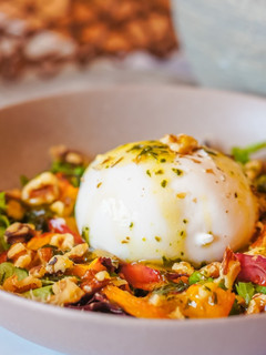 Una foto de Ensalada de burrata y melocotón