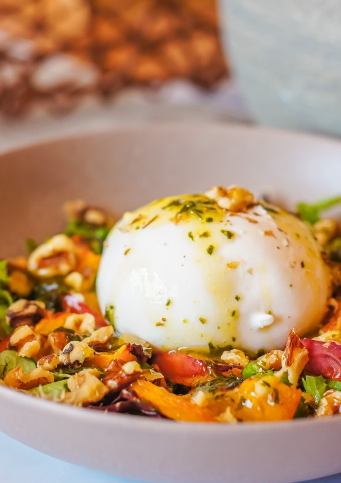 Una foto de Ensalada de burrata y melocotón