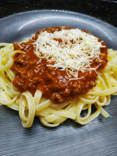 Una foto de Fettuccine con salsa tipo bolognesa 🍝