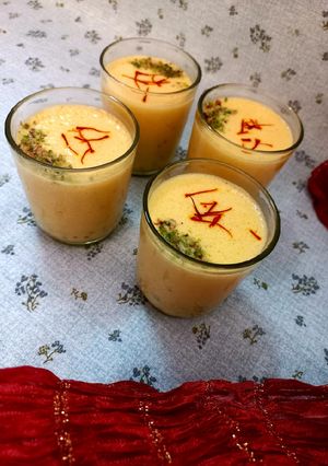 A picture of Custard shake (mango flavour).