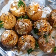 A picture of Sev puri.