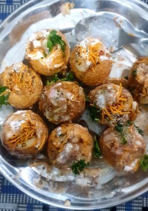 A picture of Sev puri.