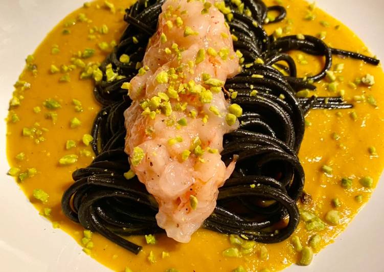Easiest Way to Prepare Speedy Spaghetti neri con crema di zucca, battuta di gamberi rossi e granella di pistacchi