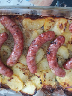 Una foto de Salchichas frescas al horno con patatas panaderas