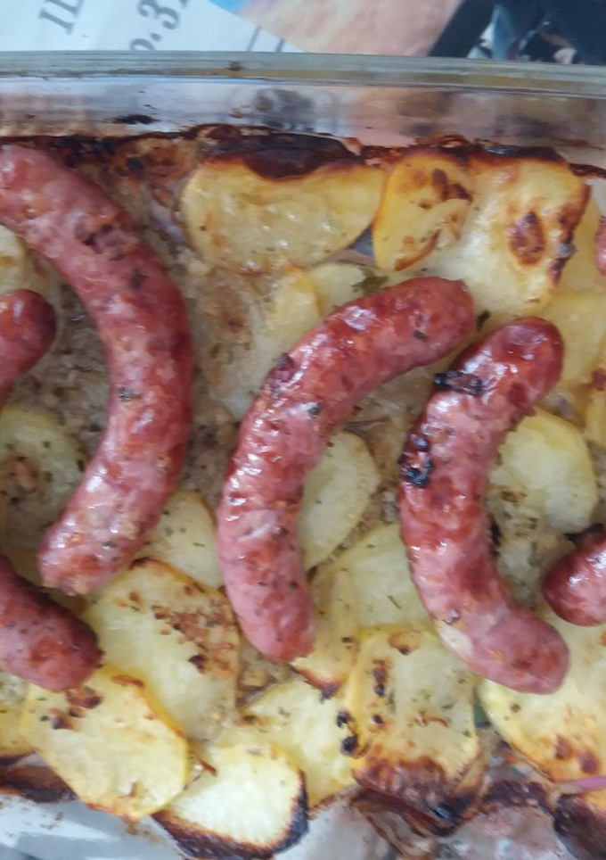 Una foto de Salchichas frescas al horno con patatas panaderas
