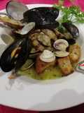 Sauté di frutti di mare con crostini aromatizzati