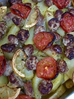 Una foto de Patatas al horno con butifarras y cerveza