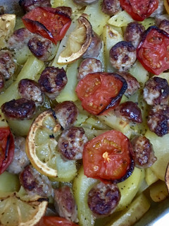 Una foto de Patatas al horno con butifarras y cerveza