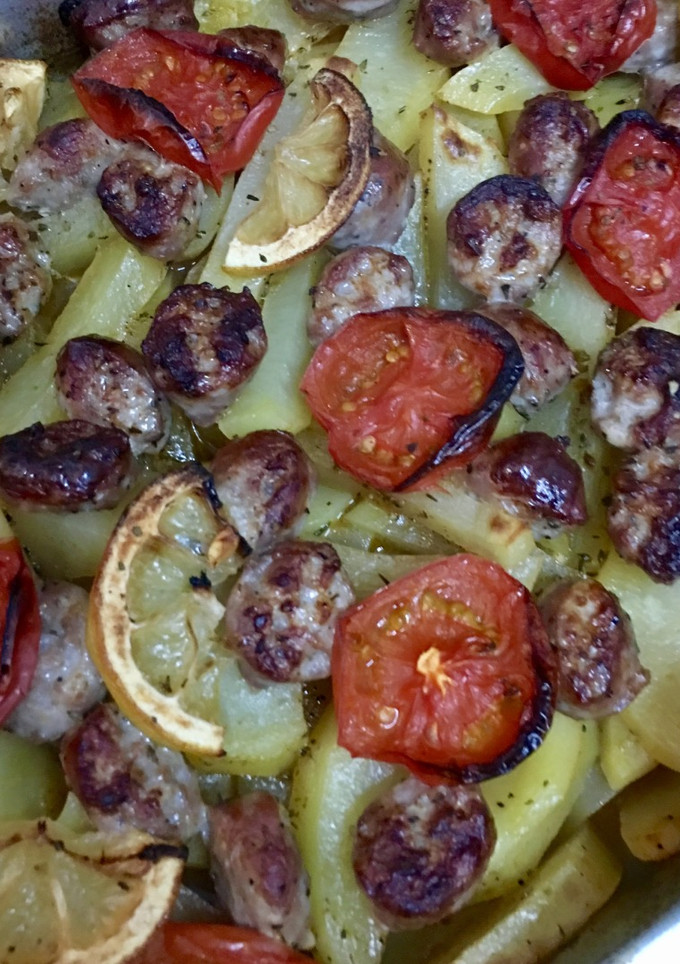 Una foto de Patatas al horno con butifarras y cerveza