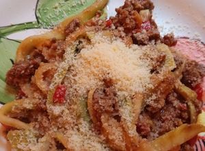 Una foto de "Fideos" de zucchini con tuco