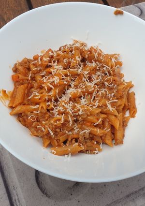Una foto de Macarrones boloñesa sin hervir la pasta
