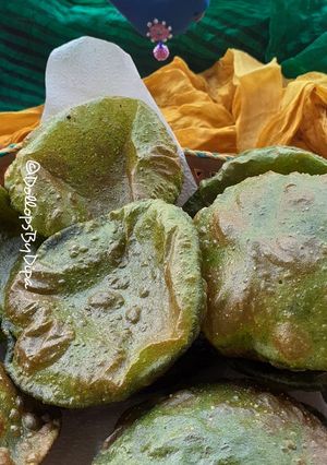 A picture of Palak puri.