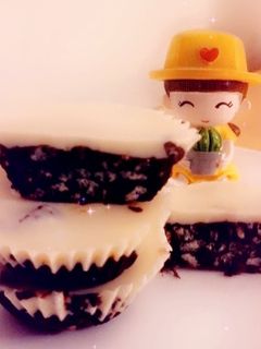 વ્હાઈટ એન્ડ ડાર્ક ચોકલેટ ક્રિસપીસ રેસીપી મુખ્ય ફોટો