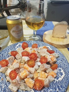 Una foto de Ceviche de lubina y langostinos