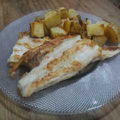 Una foto de Salmón blanco a la plancha con papas rústicas