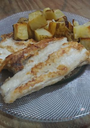 Una foto de Salmón blanco a la plancha con papas rústicas
