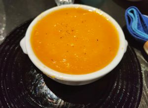 Une photo de Velouté carottes pommes de terre et radis roses