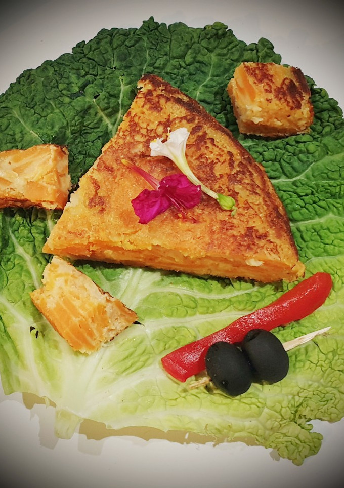 Una foto de Tortilla veggie de batata y cebolla