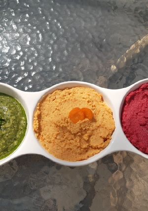 Una foto de Hummus de colores