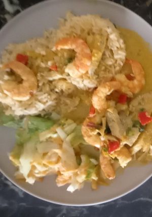 Una foto de Encocado de pescado y camarón