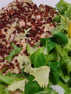 Una foto de Salmón al horno con crema de hinojo y polvo de bacon