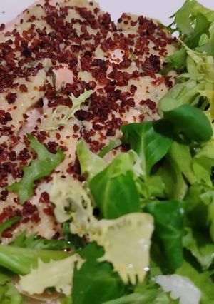 Una foto de Salmón al horno con crema de hinojo y polvo de bacon