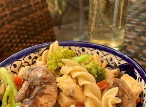 Una foto de Fusilli con pollo y vegetales