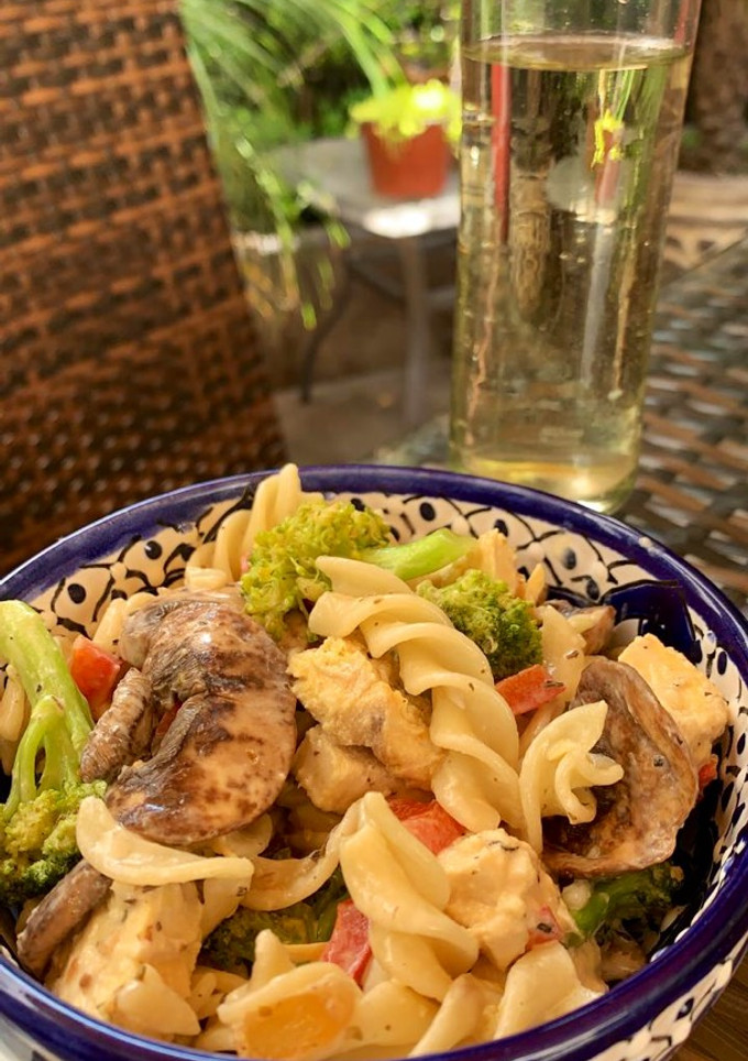 Una foto de Fusilli con pollo y vegetales