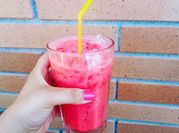 Una foto de smoothies plátano hielo