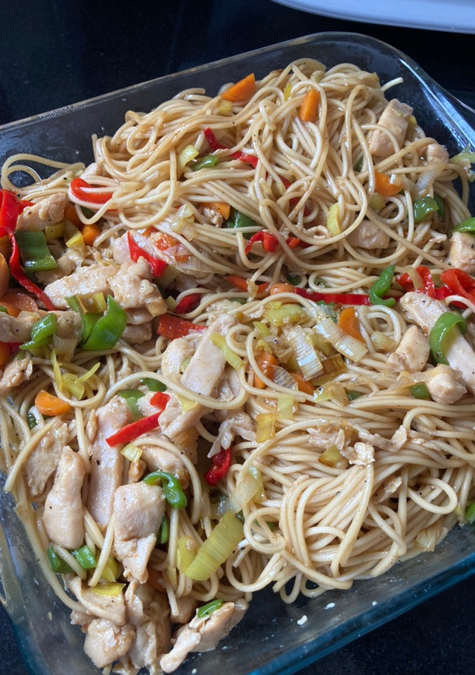 Una foto de Tallarines estilo Pekín: a mi estilo