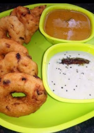 A picture of Medu Vada.