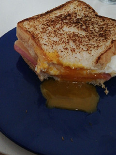 Una foto de Sándwich mixto con huevo