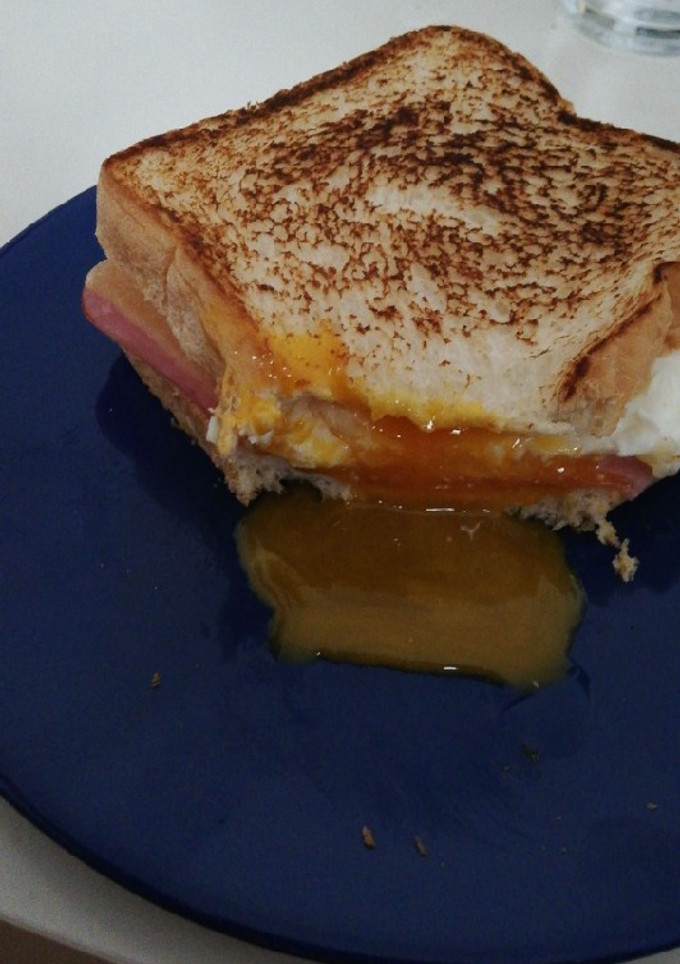 Una foto de Sándwich mixto con huevo
