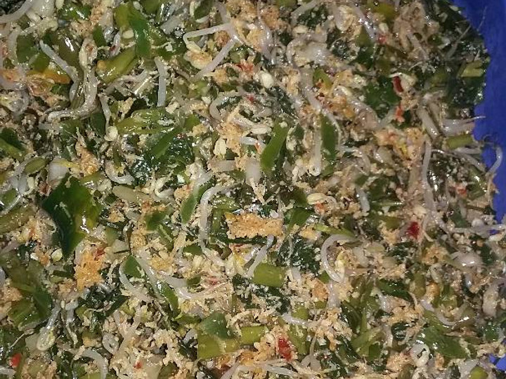 Bagaimana Membuat Urab daun kencur campur toge super pedasssss..., Lezat