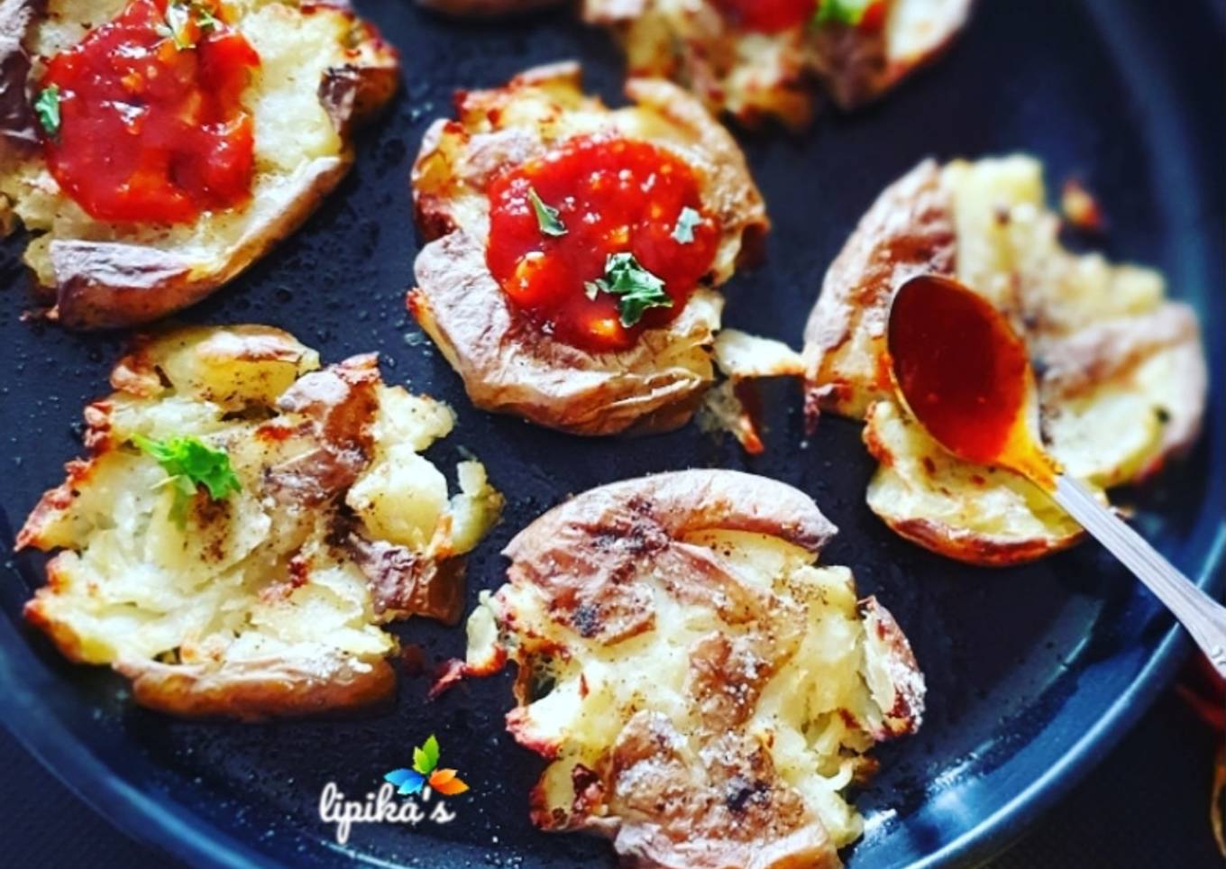 Crispy baked potatoes with garlic chilli schezwan sauce