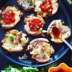 A picture of Crispy baked potatoes with garlic chilli schezwan sauce.