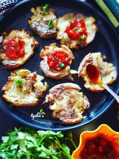 A picture of Crispy baked potatoes with garlic chilli schezwan sauce.