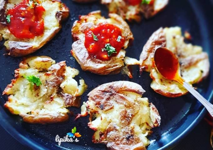 Recipe of Any-night-of-the-week Crispy baked potatoes with garlic chilli schezwan sauce