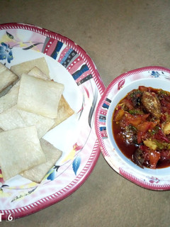 A picture of White yam with fish sauce.