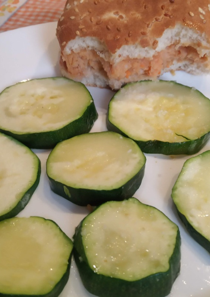 Una foto de Hamburguesa/Burger con calabacín en Vaporera al Microondas