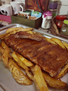 Una foto de Ribs de Cerdo con Papas Rústicas