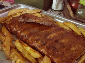 Una foto de Ribs de Cerdo con Papas Rústicas